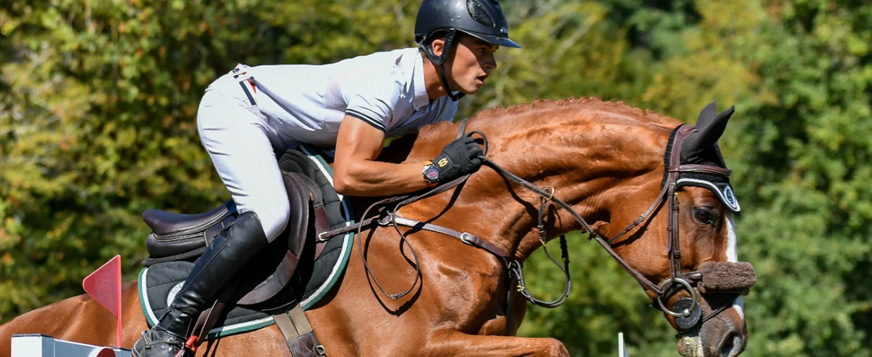 Cavalier chevauchant un cheval