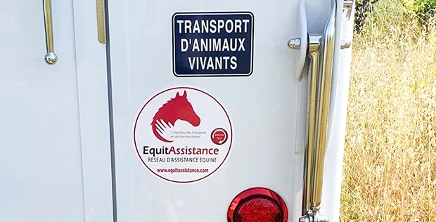Van avec un sticker Equitassistance