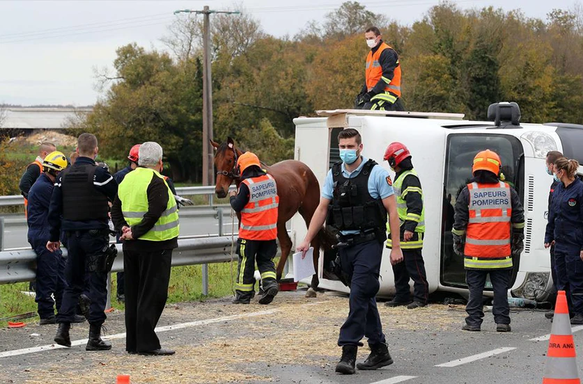Intervention d'un agent qui dépanne un van