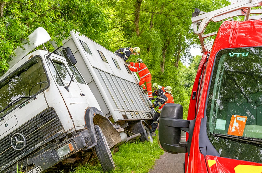 Intervention des pompiers sur un camion équestre renversé